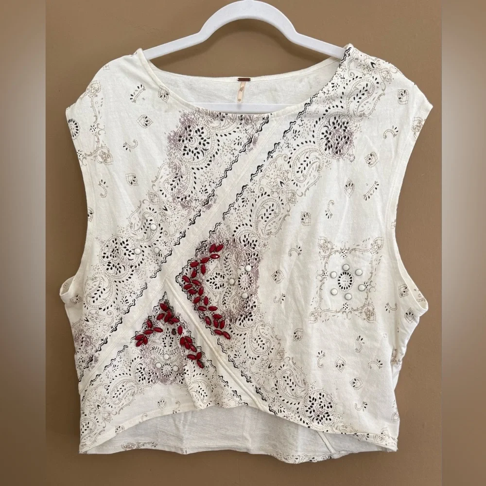 Henna-like print on comfortable white cotton with beaded details Boxy fit - Picture 1 of 6